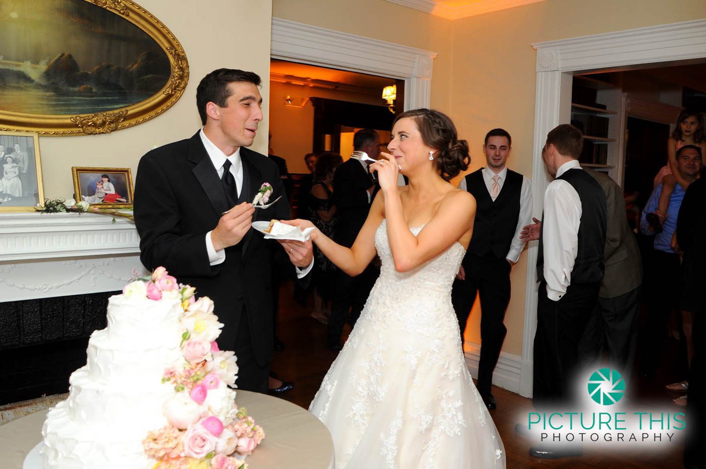Alumni Wedding Fun alunmi-bride-groom-laughing-sharing-cake